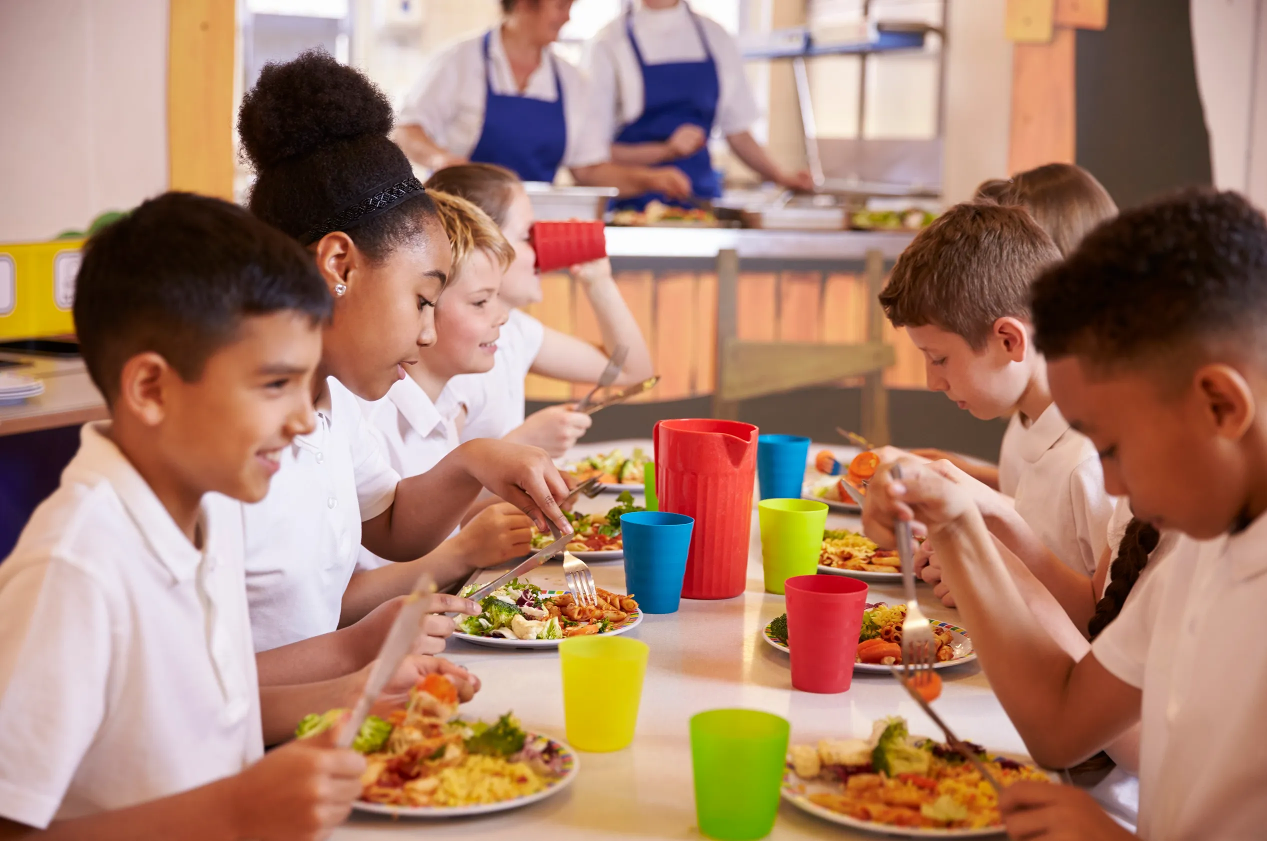 enfants a la cantine